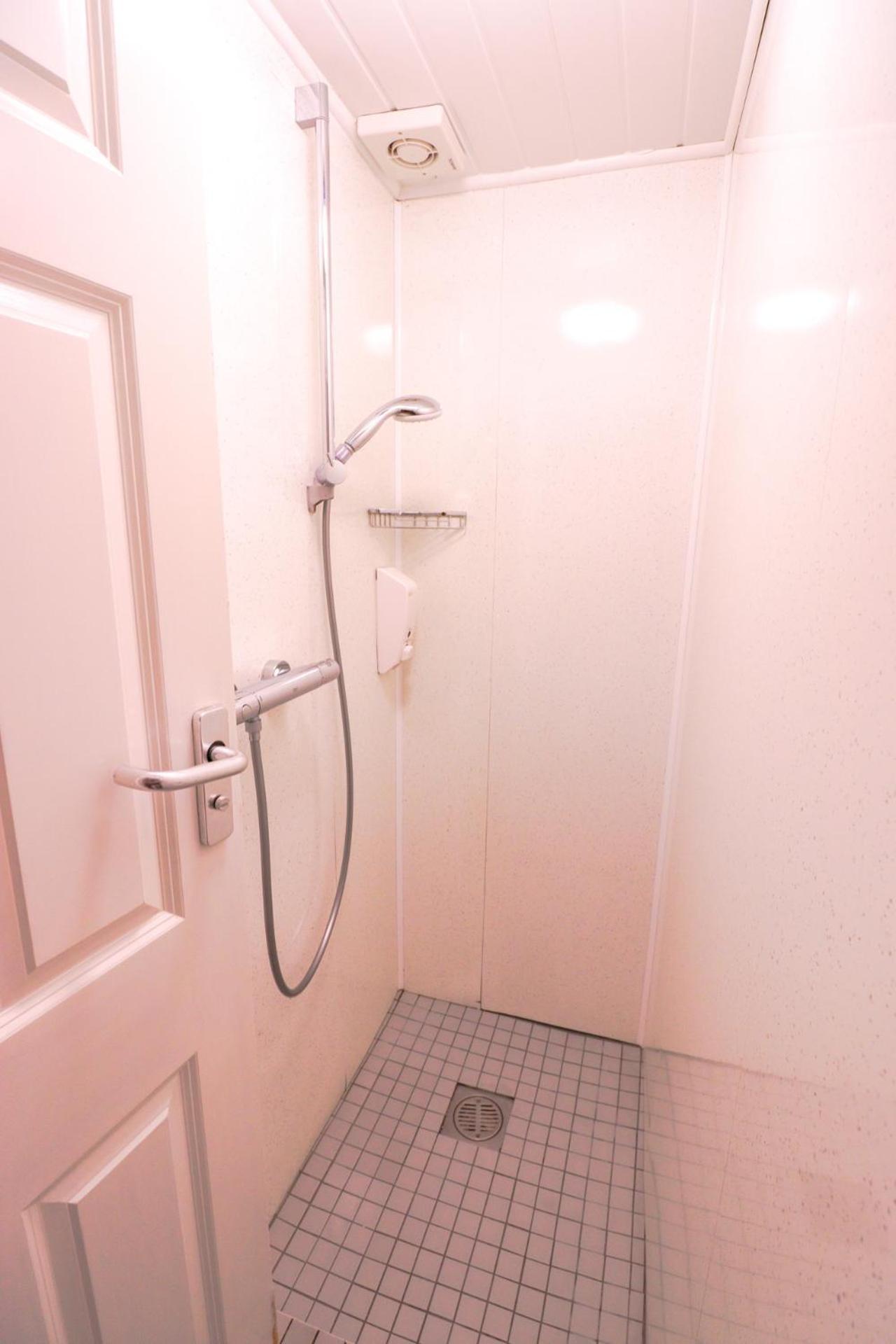 Chambre Lits Jumeaux avec Salle de Bains Commune